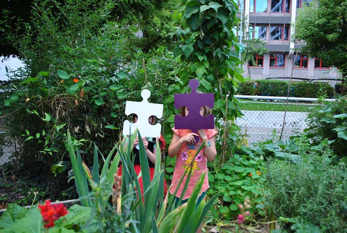 enfants_avec_pieces_puzzle_geantes_devant_visage